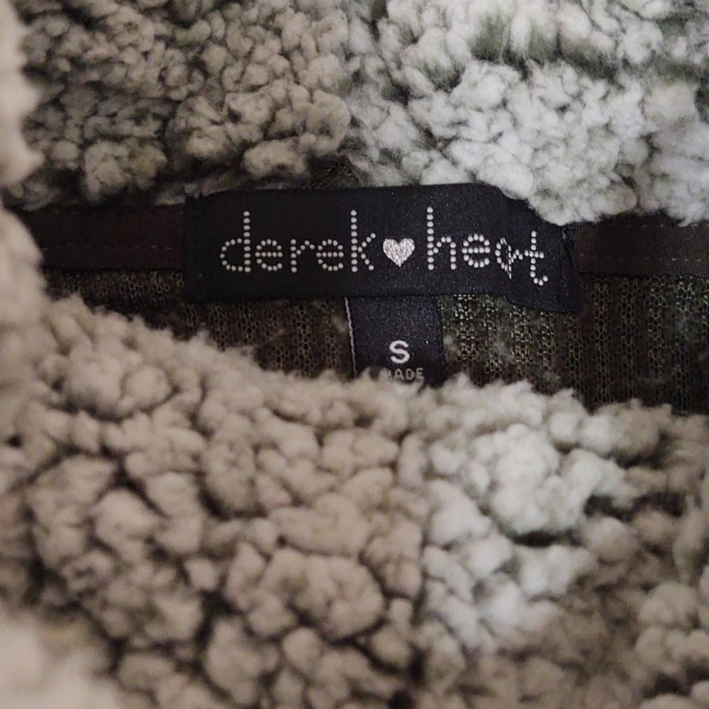 Derek🖤Heart pullover - Picture 2 of 9